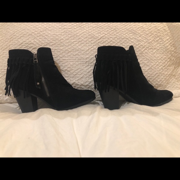 Breckelles Shoes - Women’s black booties with fringe!